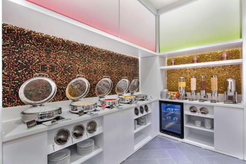 Cucina o angolo cottura di Hampton by Hilton Istanbul Zeytinburnu