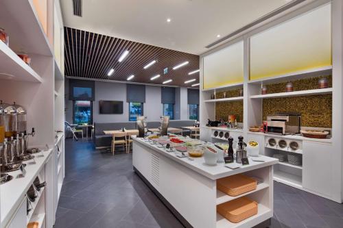 una cocina con una barra con comida. en Hampton by Hilton Istanbul Zeytinburnu en Estambul