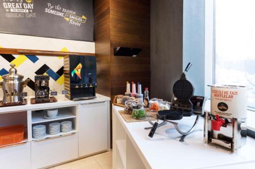 Dapur atau dapur kecil di Hampton by Hilton Istanbul Kayasehir