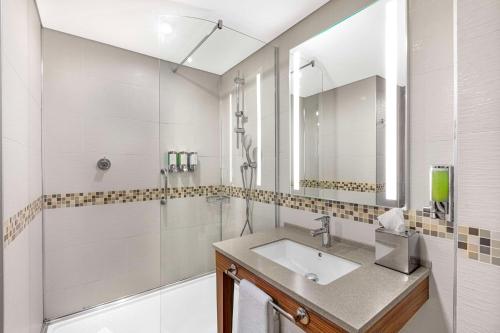 Bilik mandi di Hampton by Hilton Istanbul Kayasehir