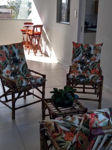 a living room with two chairs and a table at Pousada Loft São Chico - Exclusiva para casais in São Francisco do Sul