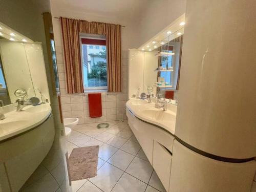 - Baño con 2 lavabos y 2 espejos en Beautiful villa with garden in Milanówek, en Milanówek