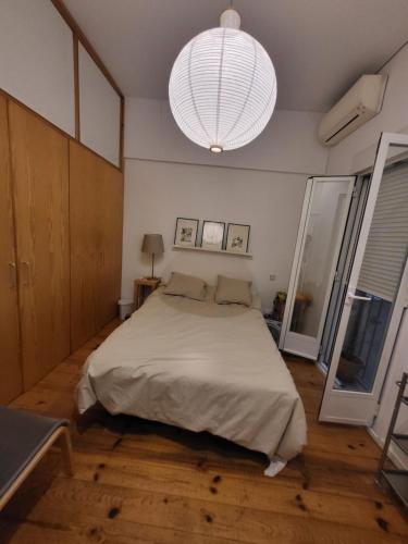 Un dormitorio con una cama grande y una lámpara de araña. en Apartamento Rosa Puerta del Sol (2) en Madrid