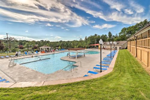 Gallery image of On-Site Lakes and Pools Inviting Tobyhanna Home! in Tobyhanna
