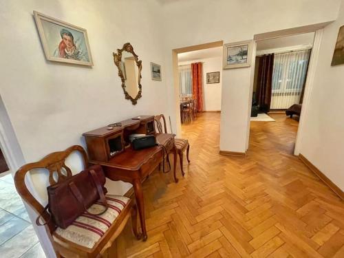 een woonkamer met een tafel en stoelen bij Beautiful villa with garden in Milanówek in Milanówek