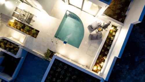 una vista aérea de una piscina en una casa en White Cliff Luxury Suites by A&D Properties, en Porto Rafti