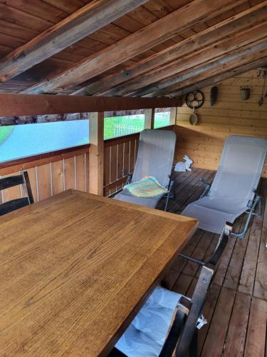 a wooden table and two chairs in a cabin at Gemütliches Chalet in Innertkirchen