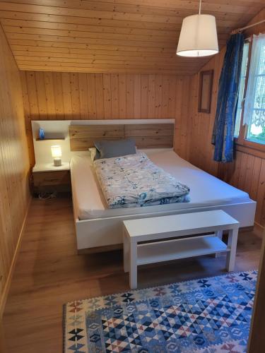 Un pat sau paturi într-o cameră la Gemütliches Chalet