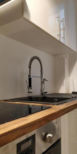 - une cuisine avec évier dans l'établissement Nice and cozy 1b apartment in the heart of Paris, à Paris