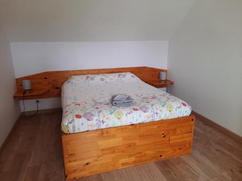 um quarto com uma cama de madeira em Faimaison em Petit Vaux