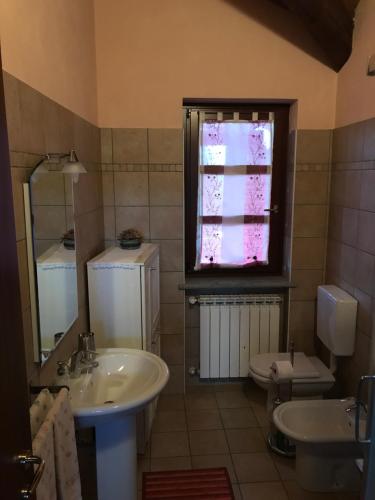 La salle de bains est pourvue d'un lavabo, de toilettes et d'une fenêtre. dans l'établissement Agriturismo Bric di Gai, à Monforte dʼAlba