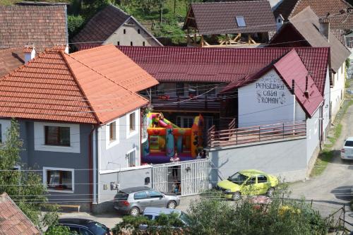 una vista aérea de una casa con parque infantil en Pensiunea Casa Roman, en Tălmăcel