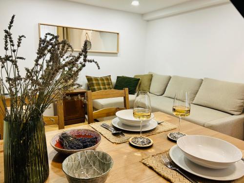 布達佩斯的住宿－GabEni Home，客厅配有一张桌子和两杯葡萄酒