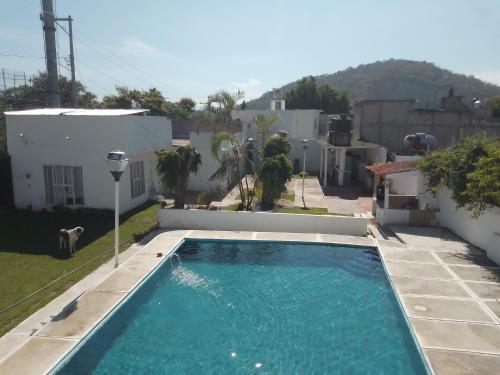 een zwembad in de achtertuin van een huis bij Quinta primaveras in Cuernavaca
