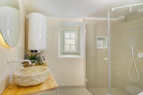 bagno con lavandino e doccia di Gardenland House Leiria a Leiria