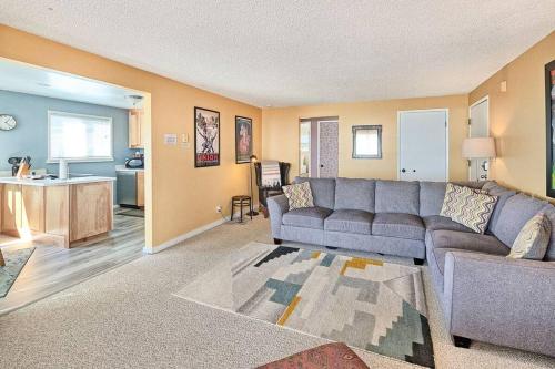 Ein Sitzbereich in der Unterkunft Ocean View Village Condo with Trails to Beaches