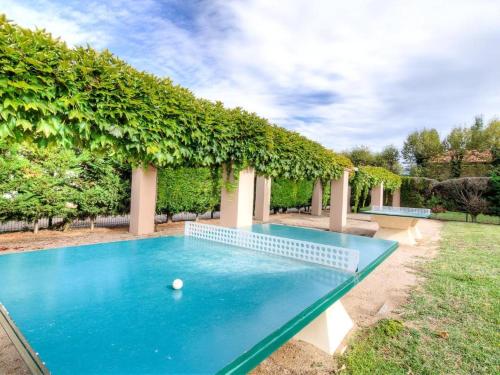 un billard dans une cour avec une haie dans l'établissement Bastides du Gd Stade - Appart dans la verdure proche plage - Piscine, à Saint-Cyprien