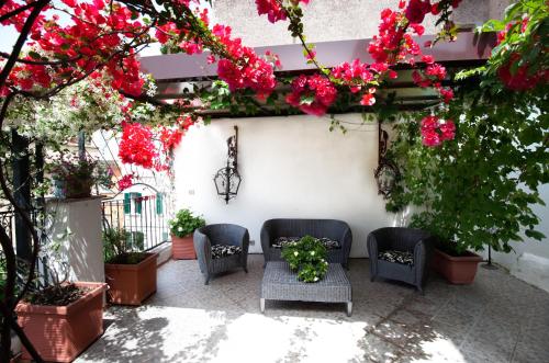 
a patio area with chairs, tables, and plants at Il Covo B&B in Rome
