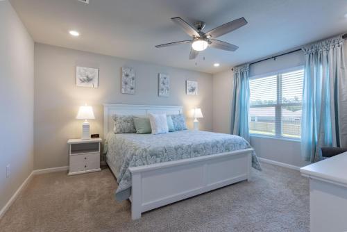 1 dormitorio con 1 cama y ventilador de techo en Coastal Harmony en Foley