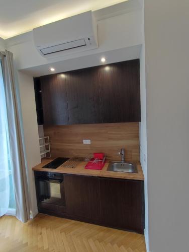 une petite cuisine avec un évier et une cuisinière dans l'établissement Nice Central Boutique Studio Apartments 1, à Nice