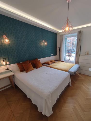 - une chambre avec 2 lits et un mur vert dans l'établissement Nice Central Boutique Studio Apartments 1, à Nice