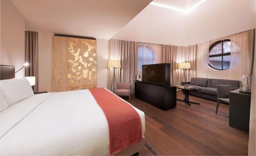 Postel nebo postele na pokoji v ubytování Hilton Lake Como