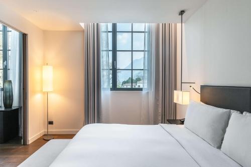 Postel nebo postele na pokoji v ubytování Hilton Lake Como