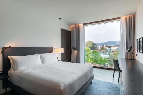 Postel nebo postele na pokoji v ubytování Hilton Lake Como