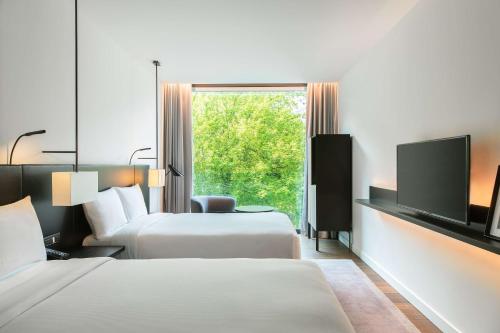 Postel nebo postele na pokoji v ubytování Hilton Lake Como