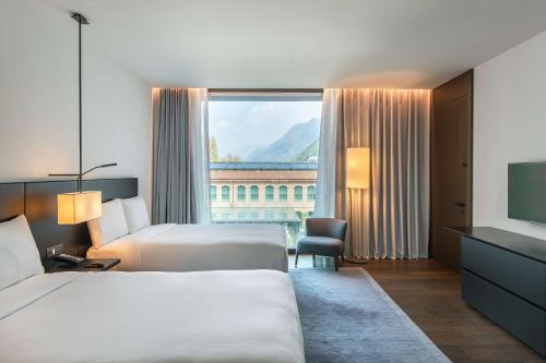 Postel nebo postele na pokoji v ubytování Hilton Lake Como