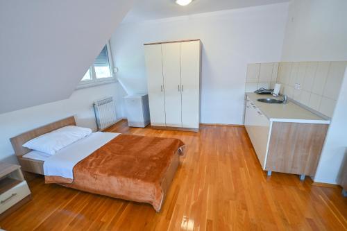 Postel nebo postele na pokoji v ubytování Hotel SLJIVNO