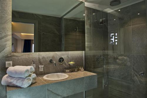 Ett badrum på Elia Bettolo Hotel