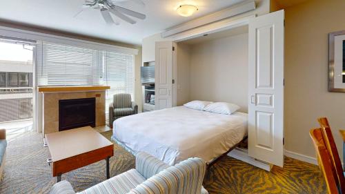 - une chambre avec un lit et une cheminée dans l'établissement WorldMark Seaside by BookTimeShares, à Seaside