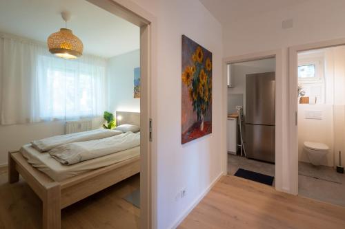 1 dormitorio con 1 cama y una pintura en la pared en Balcony Oasis Wilhelminenberg, en Viena