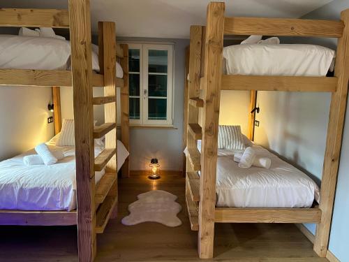 deux lits superposés dans une chambre avec fenêtre dans l'établissement La ferme de la Rayée 1869, à Gérardmer