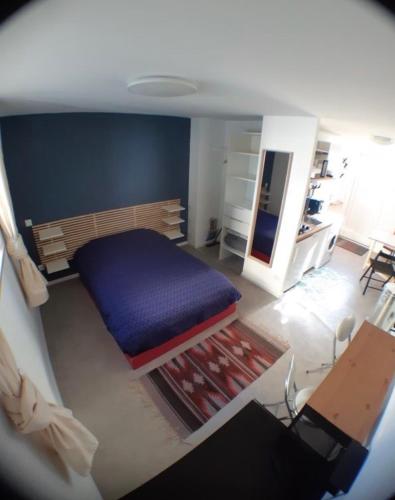 - une vue sur une chambre avec un lit et une table dans l'établissement Beau studio équipé - Calme et confortable, à Bourg-en-Bresse