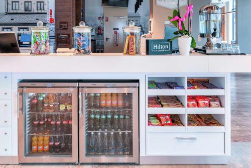 Supermarket nebo jiné obchody v  hotelu nebo okolí