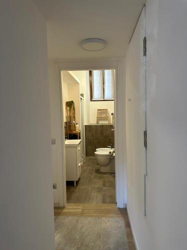 ein Badezimmer mit einer Badewanne, einem WC und einem Waschbecken in der Unterkunft Apartment Lake Varese - Lago di Varese - in Lomnago