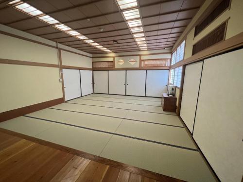 an empty room with a basketball court in a gym at Fukuro no Oyado Shinkan - Vacation STAY 21360v in Fuefuki