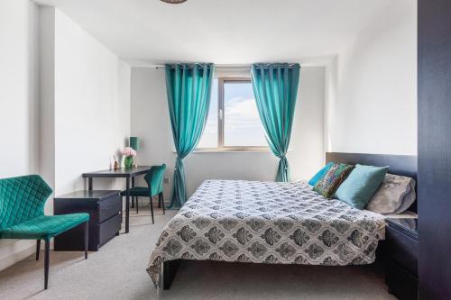 1 dormitorio con cama, ventana y escritorio en London City View apartment short walk to Tower Bridge, Free Car Parking, en Londres