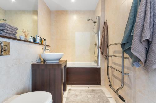y baño con aseo, lavabo y ducha. en London City View apartment short walk to Tower Bridge, Free Car Parking, en Londres