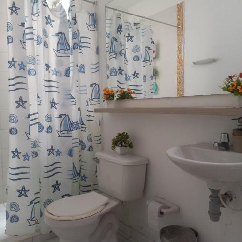 y baño con aseo y lavamanos. en Habitacion valledupar en Valledupar