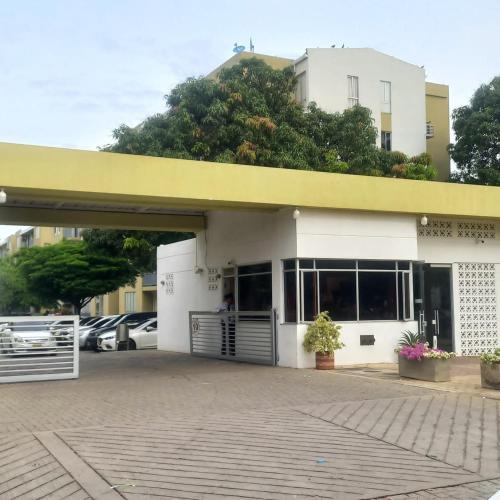 a white building with a parking lot with a garage at Habitacion valledupar in Valledupar