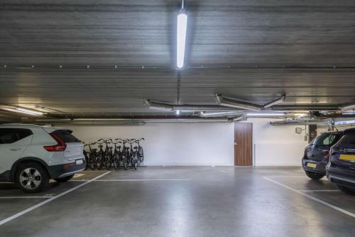 un garage avec des voitures qui y sont garées dans l'établissement Hampton by Hilton Amsterdam Centre East, à Amsterdam