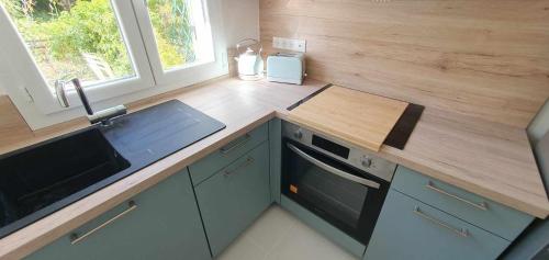 Η κουζίνα ή μικρή κουζίνα στο La Tiniera à Lucéram - Maison rénovée 2023- Terrasse - Wifi - Village des crèches