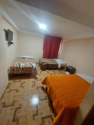 Habitación con 2 camas y ventana. en Hotel San Pedro de Palpas, en Churín
