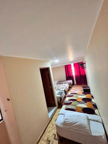 una habitación de hotel con 2 camas en una habitación en Hotel San Pedro de Palpas, en Churín