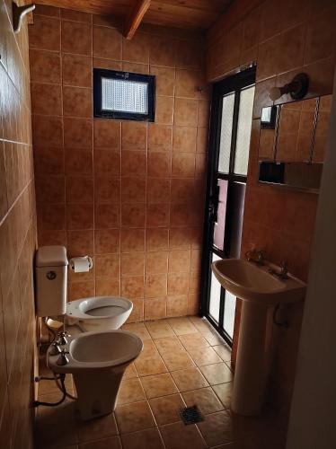 baño con 2 aseos y lavamanos en Departamento Gutiérrez en Maipú