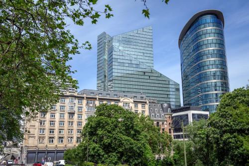 ブリュッセルにあるDoubleTree By Hilton Brussels Cityの高層ビル群
