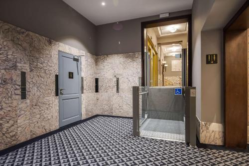DoubleTree By Hilton Brussels Cityにあるバスルーム